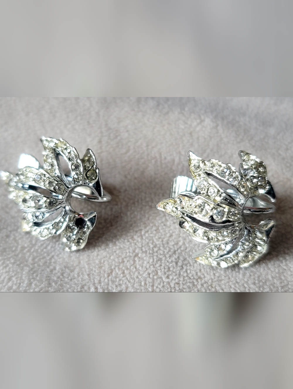 Vtg BOUCHER Clip Earrings Silvertone Rhinestone Leaf Signed (Rhodium Plating)